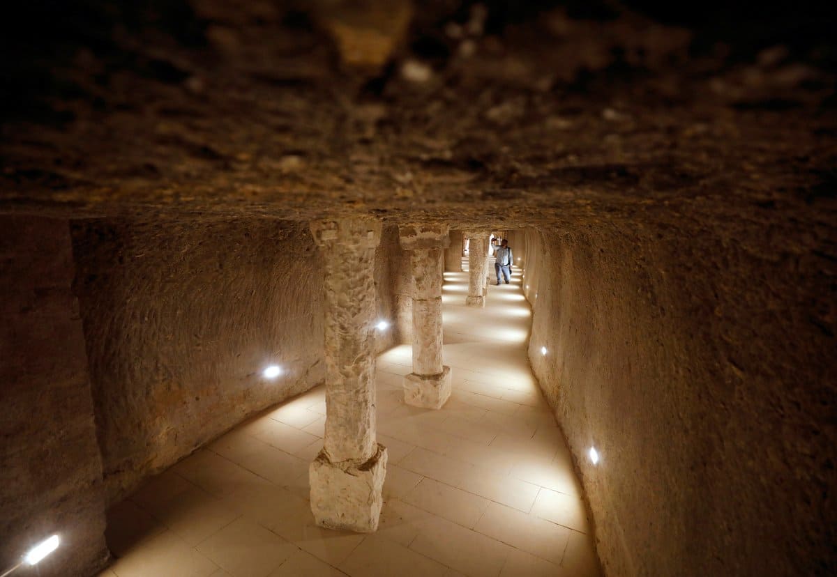 Туристам открыли только часть примитивных подземных галерей