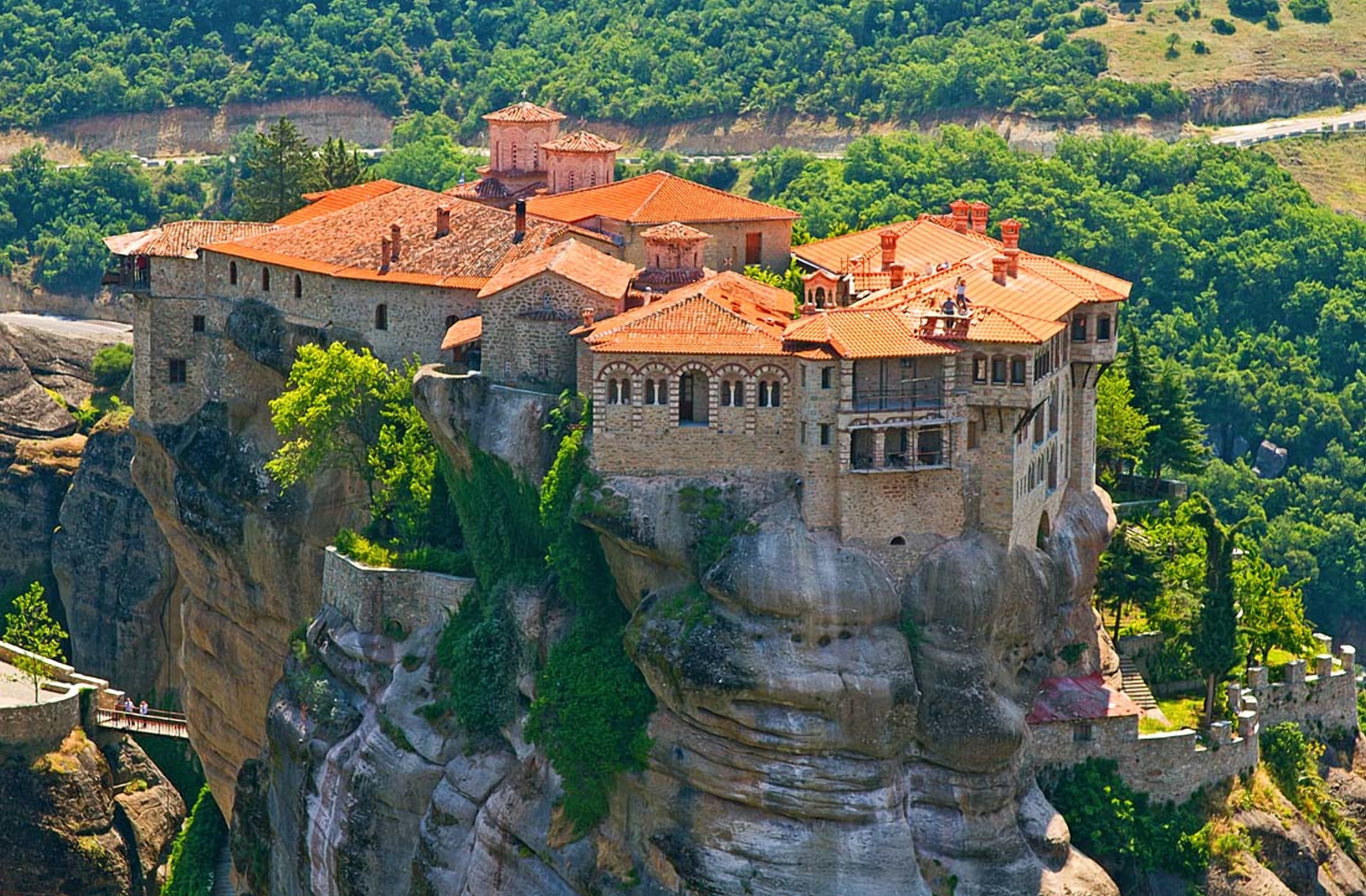 Монастыри на скалах в Греции