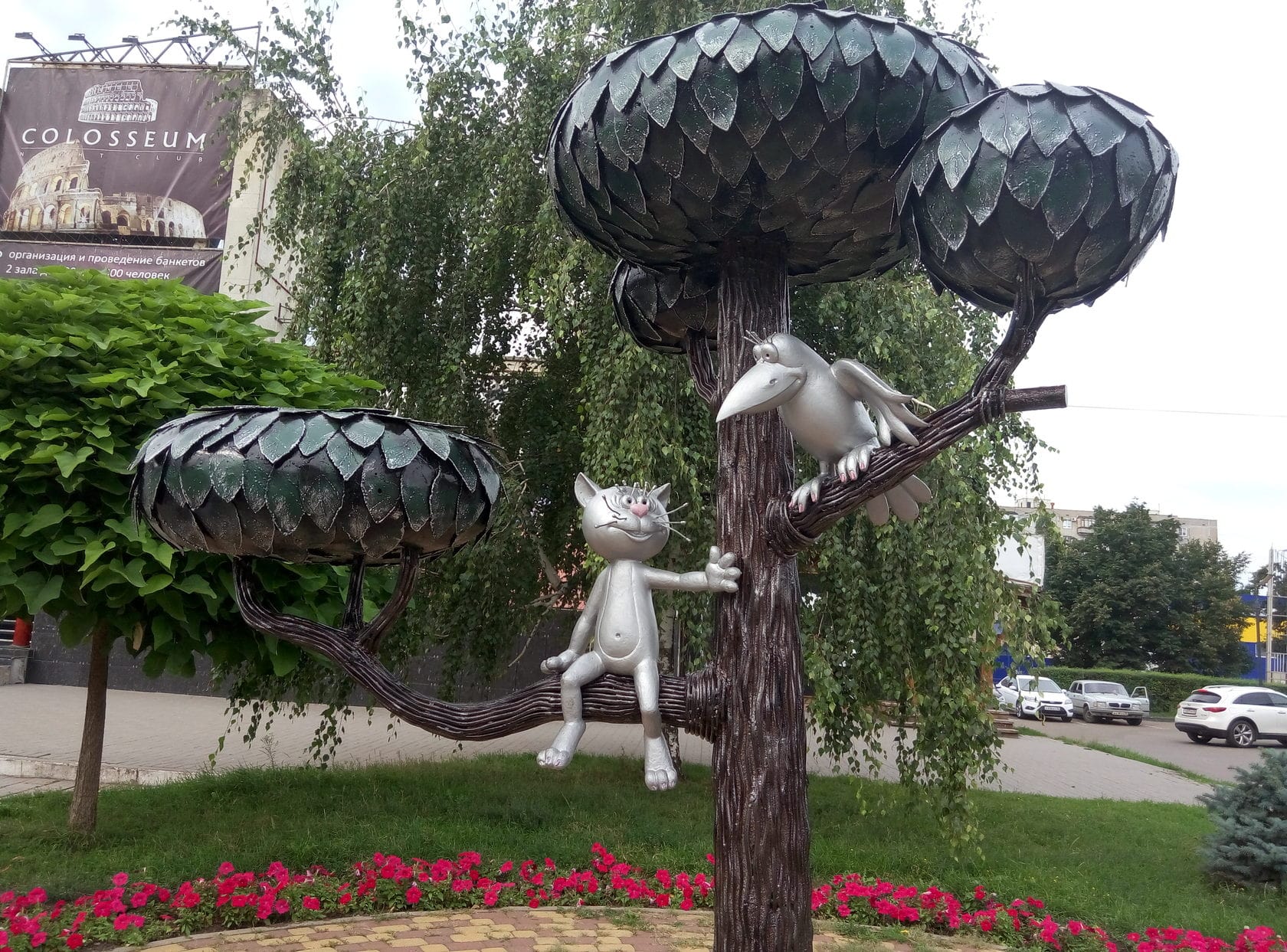 Симпатичный памятник котенку в Воронеже