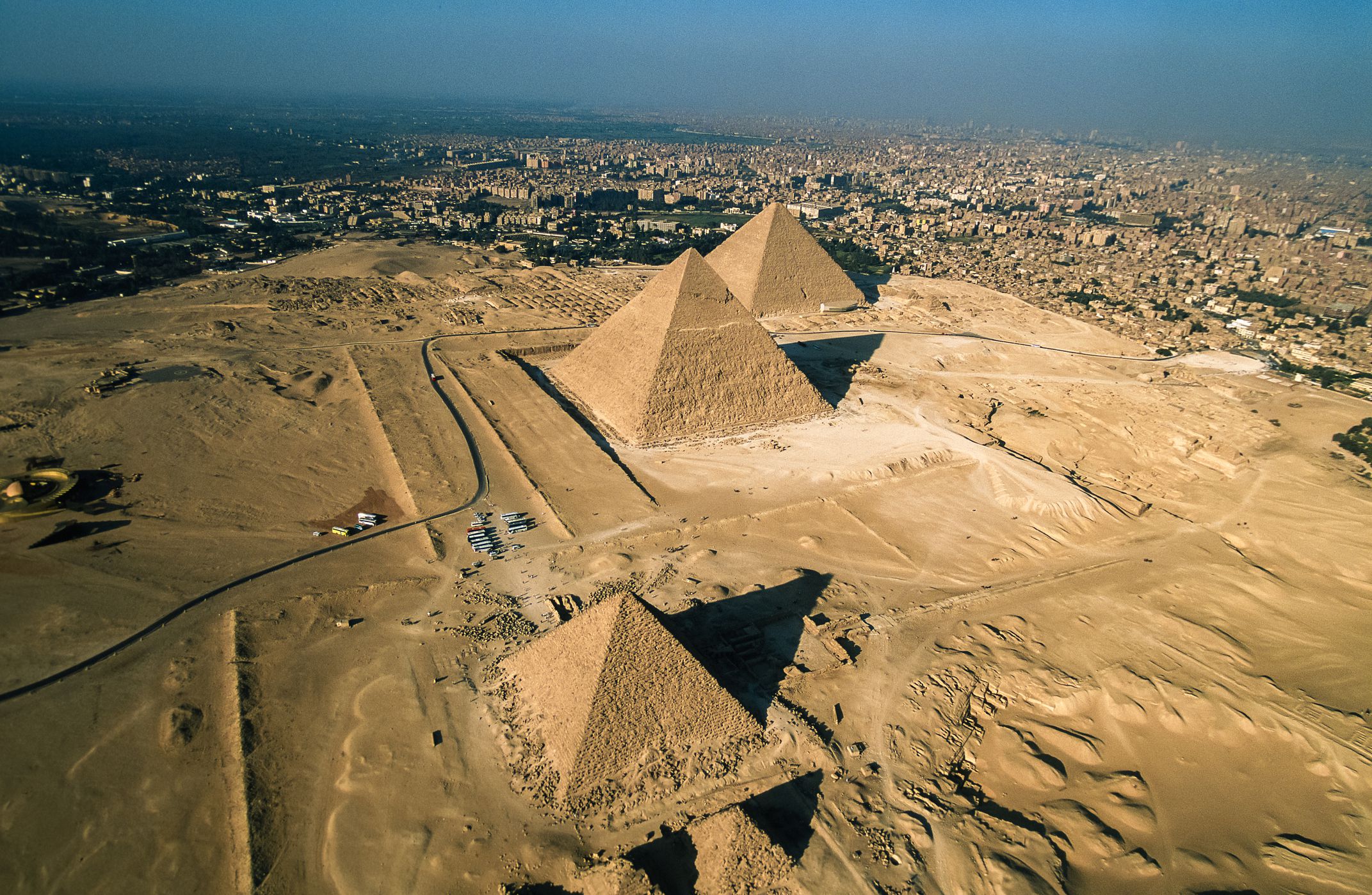 Почему каир называют. Пирамиды Гизы Каир Египет. Долина Гизы Египет. Пирамида Хеопса Каир. Комплекс пирамид Гизы в Египте.
