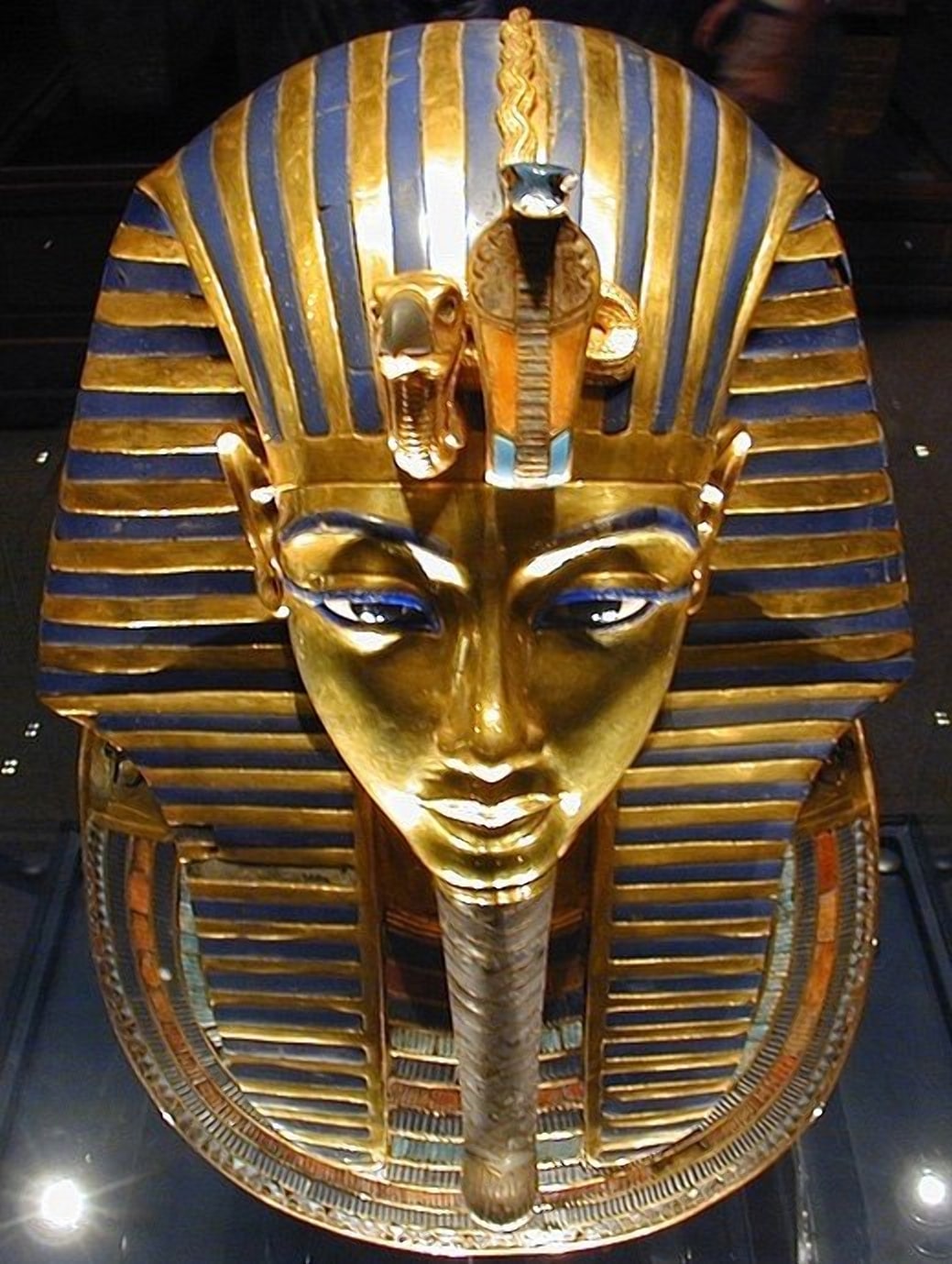 Посмертная маска фараона из золота с лазуритом