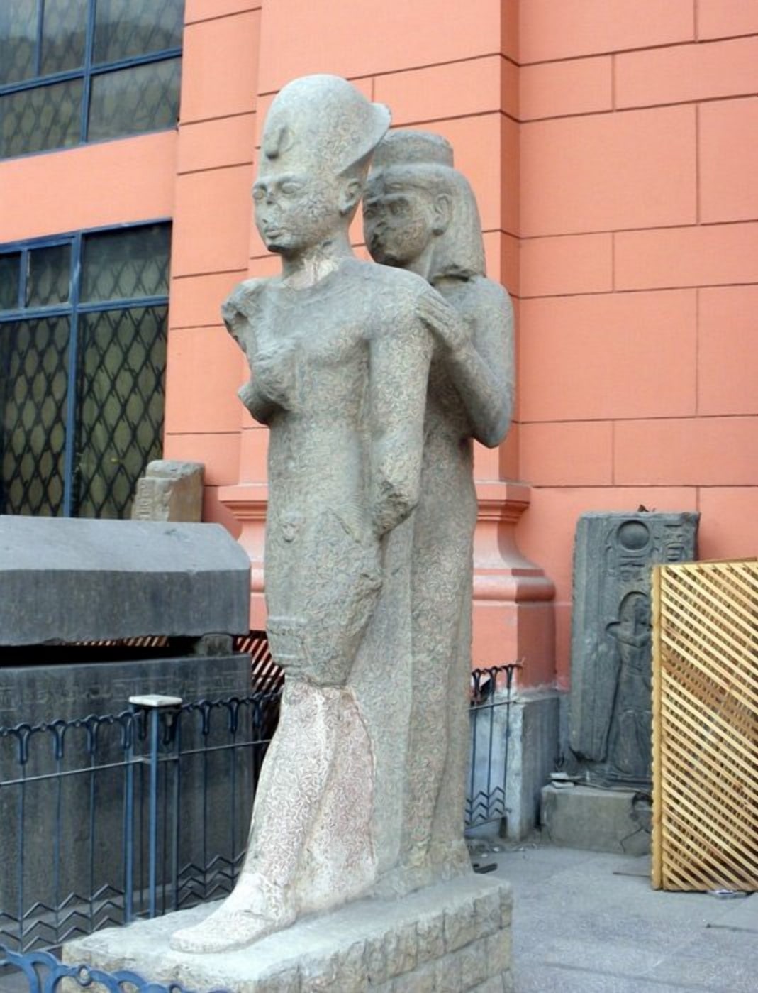 Фигура Аминхотепа III и его супруги Тии