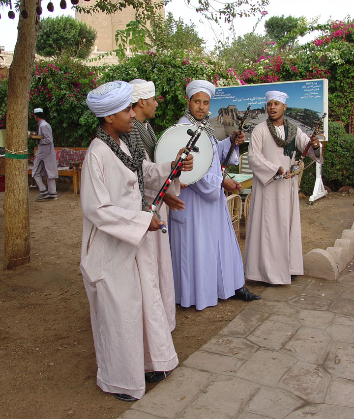 Египетские музыканты в городском варианте галабеи