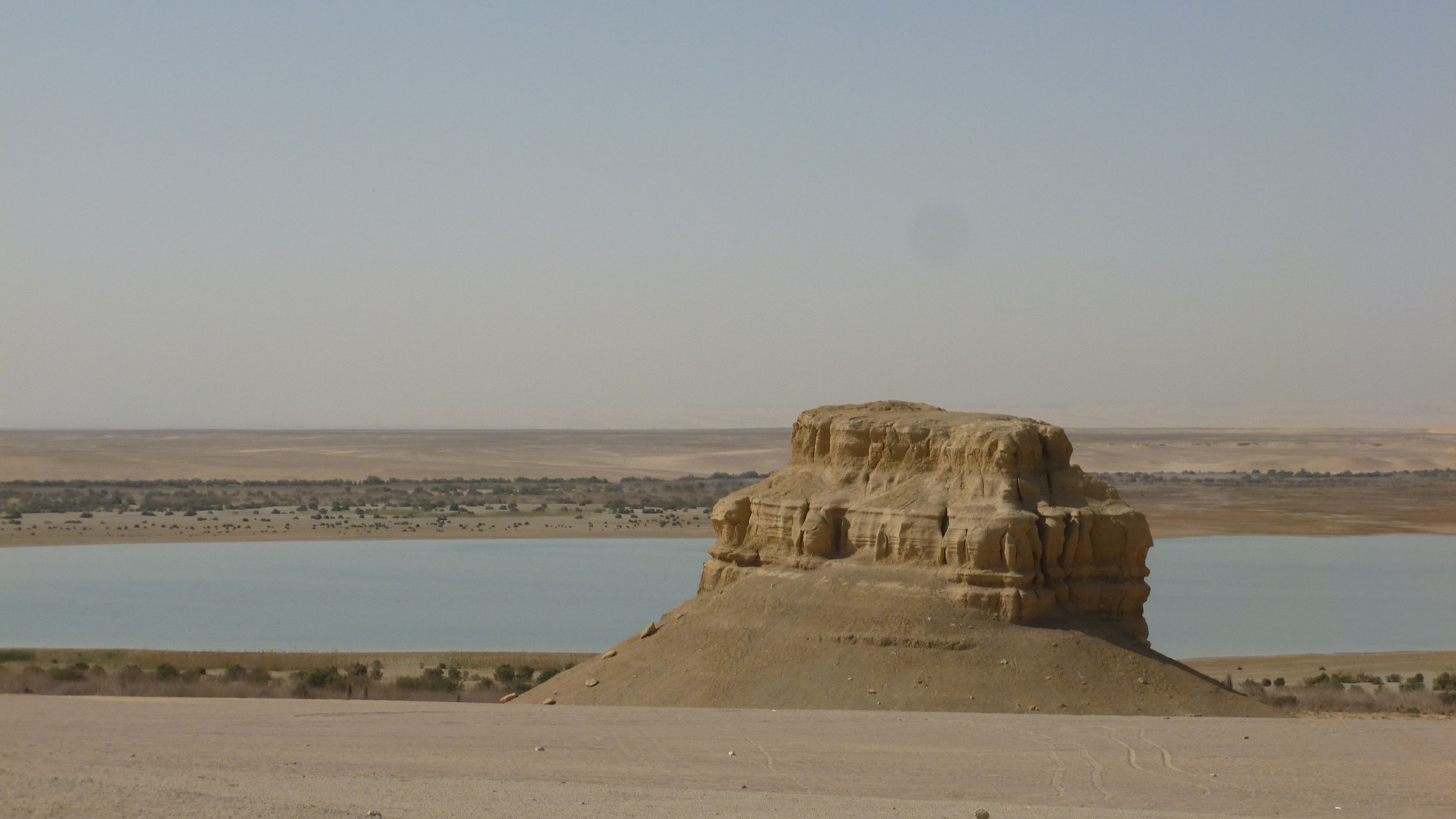 Озеро древний мир. Озеро Карун Египет. Озеро Карун Фаюмский Оазис. Меридово озеро в Египте. Оазис Эль-Файюм Египет.