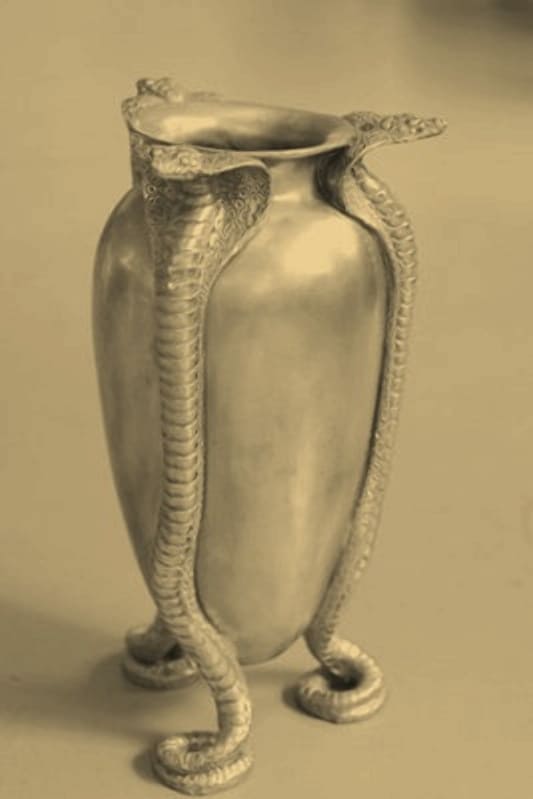 Золотая ваза с кобрами