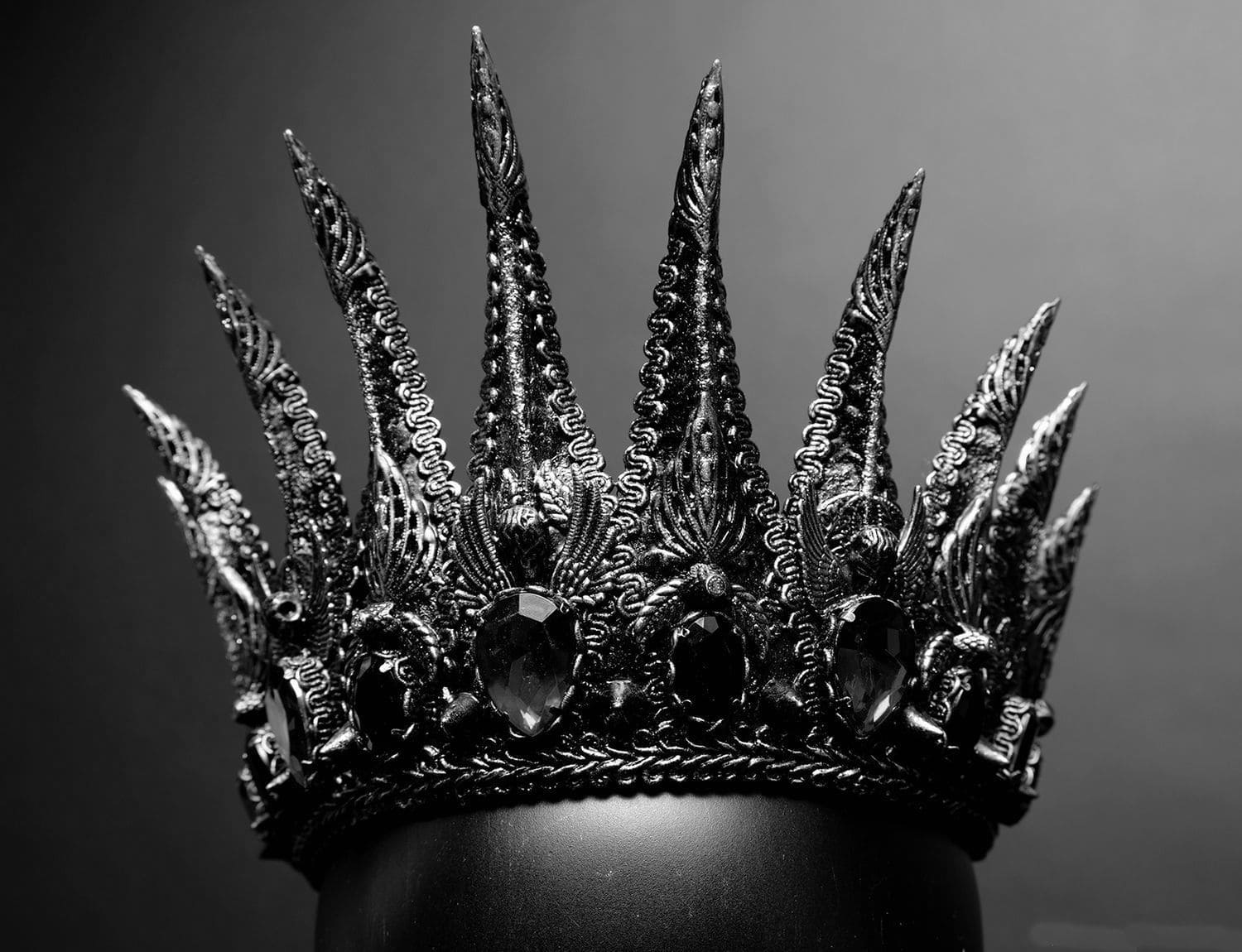 Черная корона символ власти над миром в течении семи лет