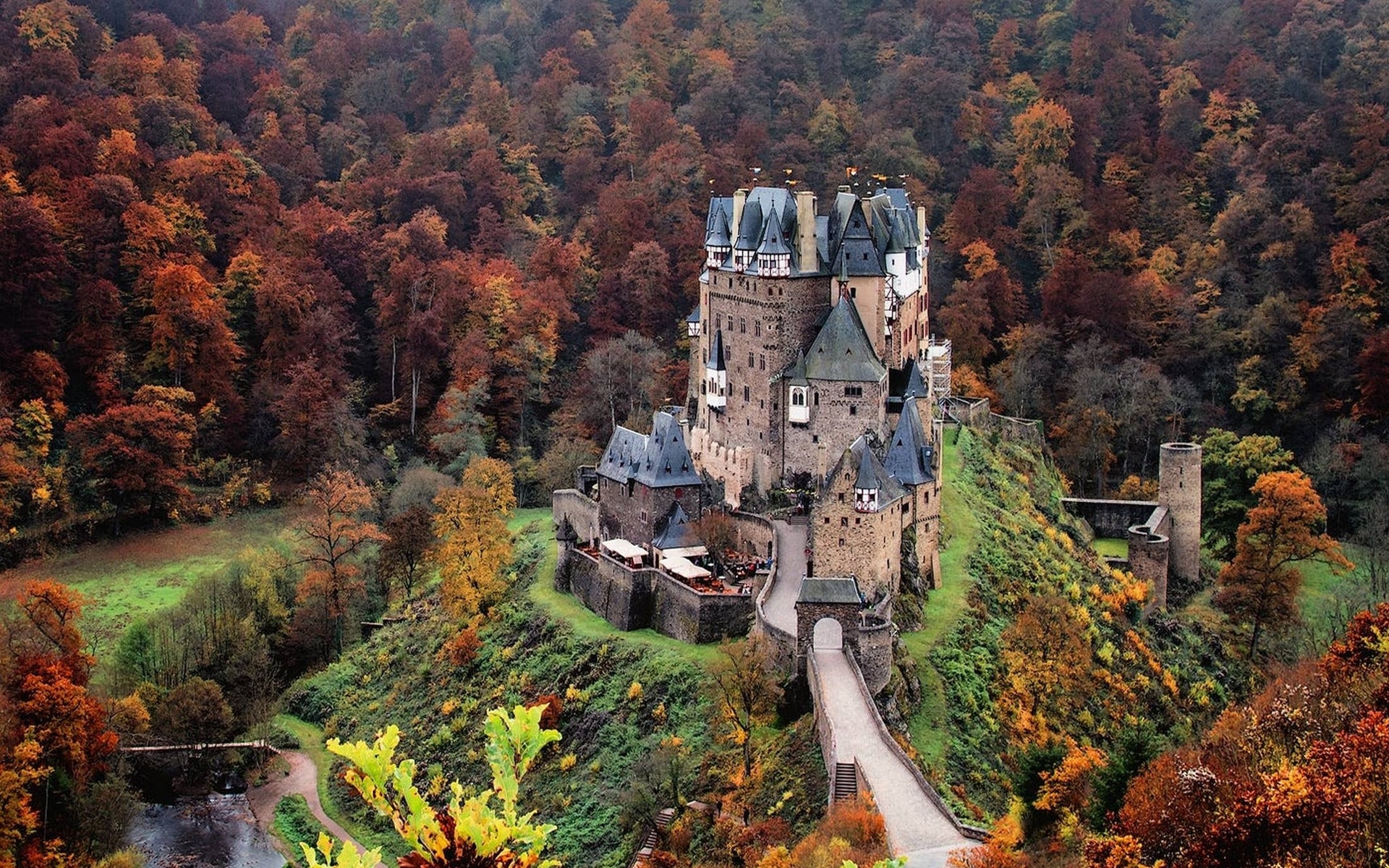 Неприступный замок Эльц не перестраивался с XII века