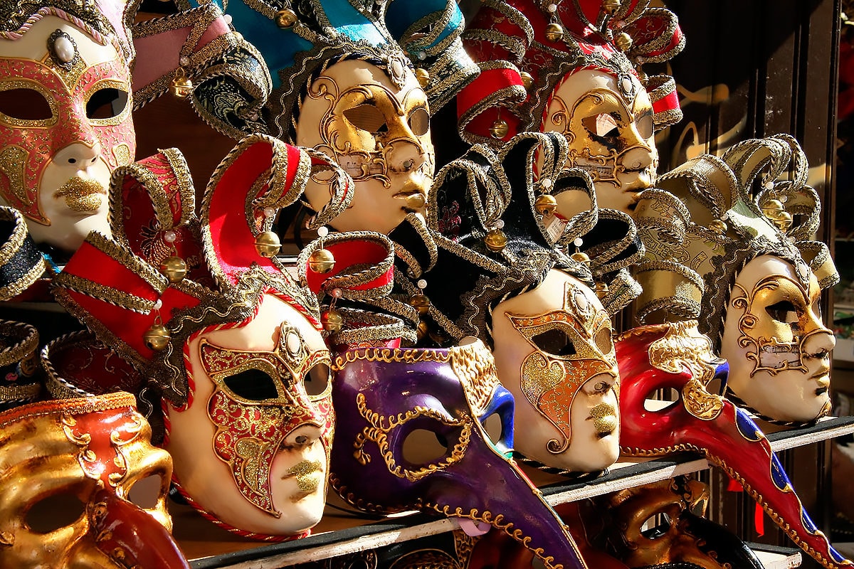 Для себя надо покупать настоящие венецианские маски