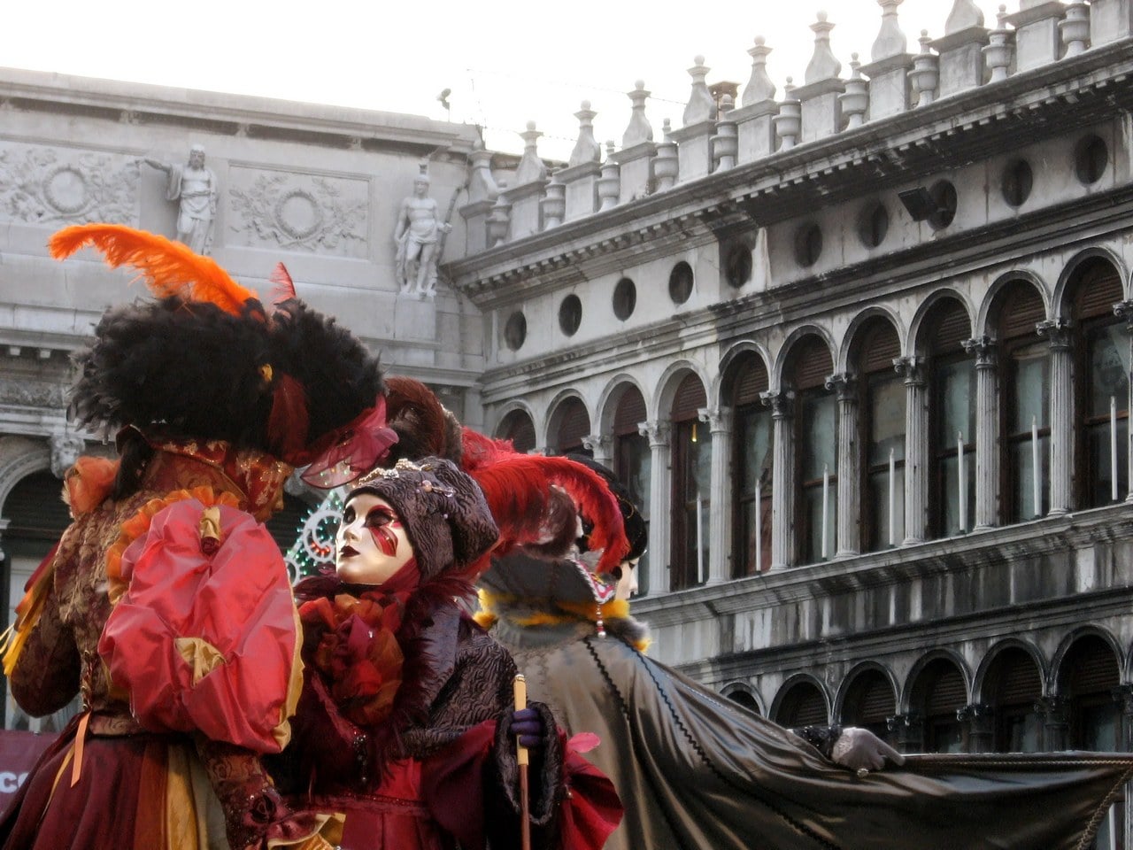История венецианского карнавала очень насыщенная