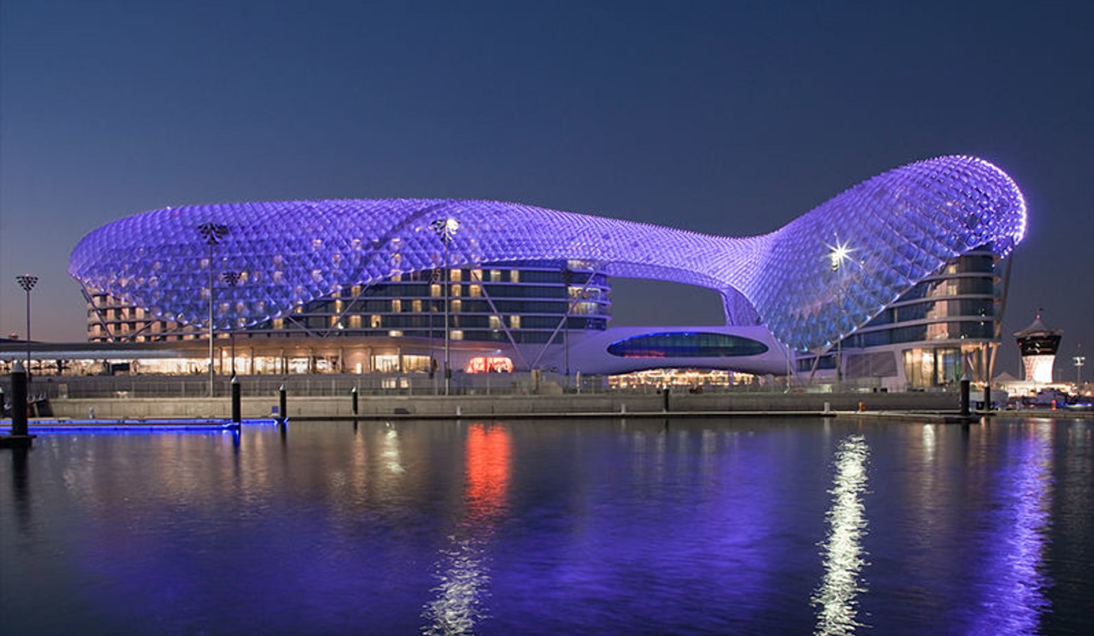 Отель YAS VICEROY ночью