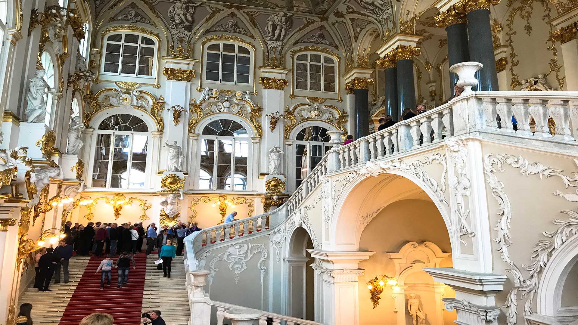 На лестницах Эрмитажа встречают тени русских императоров