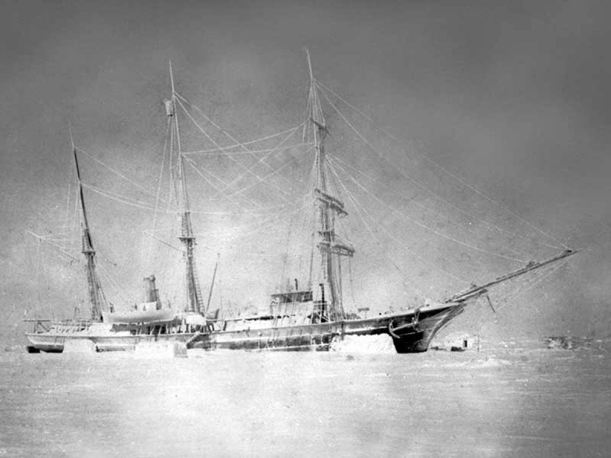 Шхуна Заря вмерзла в лед у берегов Таймыра