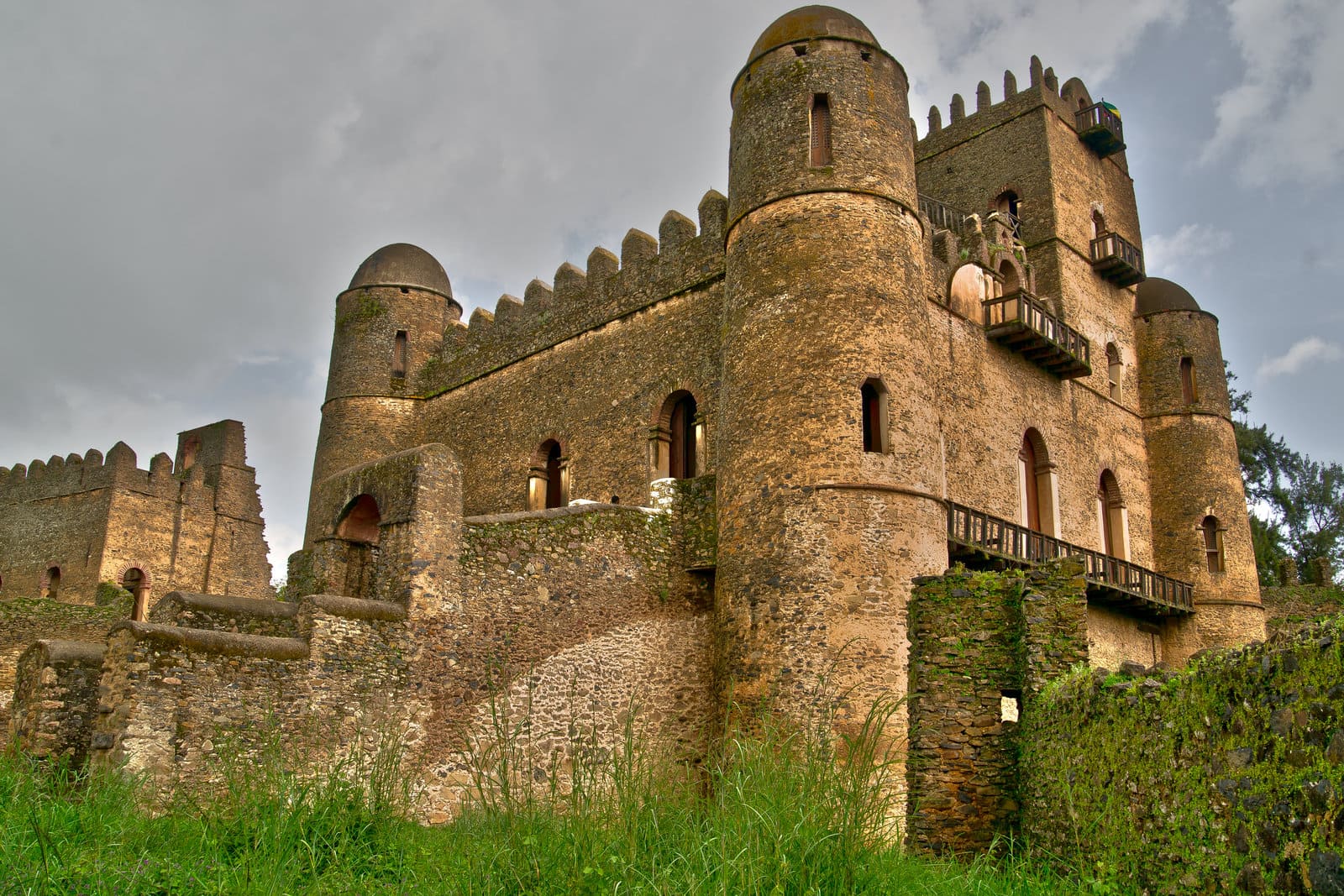 В средние века в Эфиопии зачем то строили могучие крепости