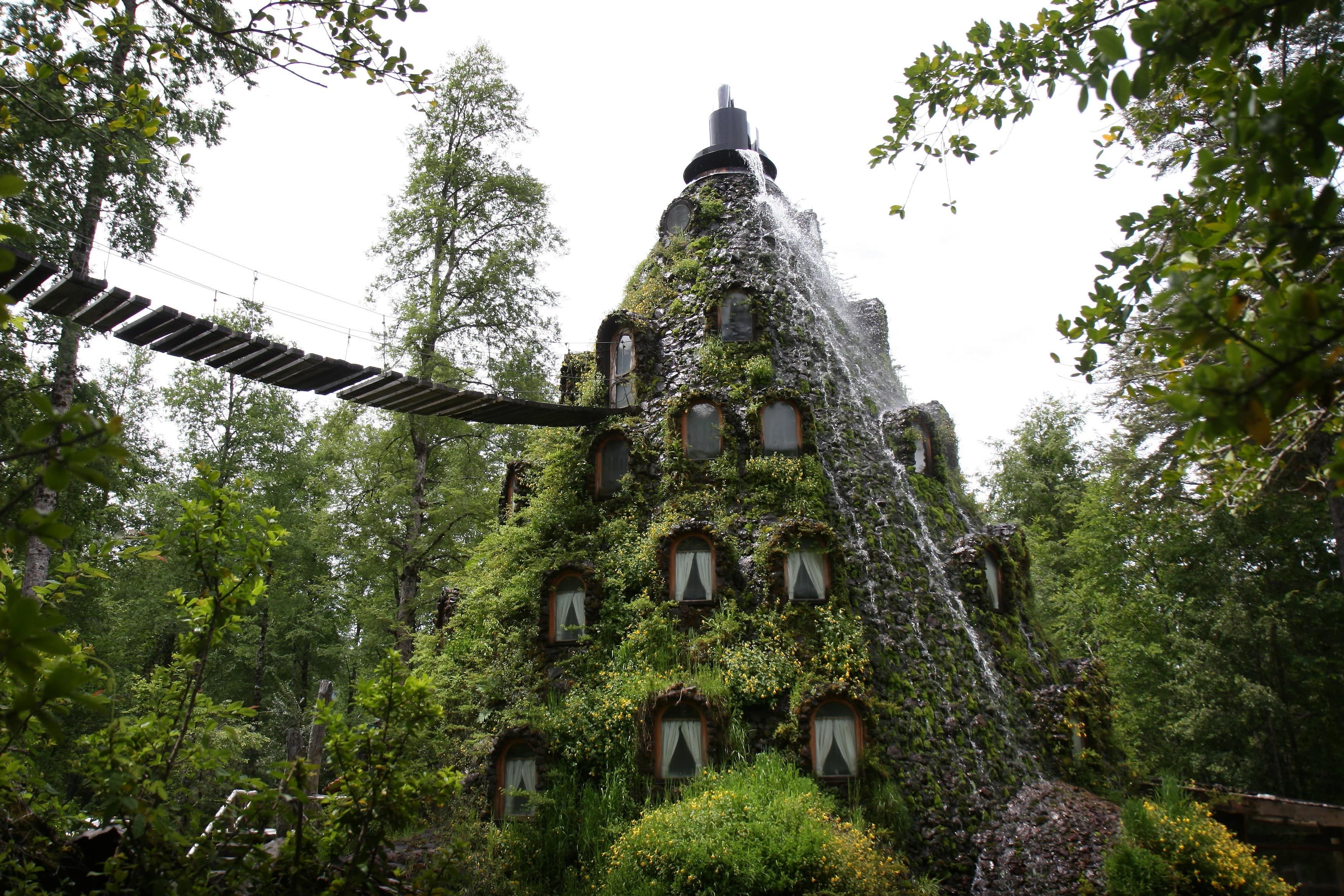 Отель водопад в Чили
