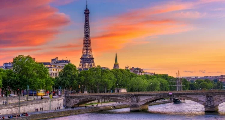 Крыши Парижа и нормандские скалы